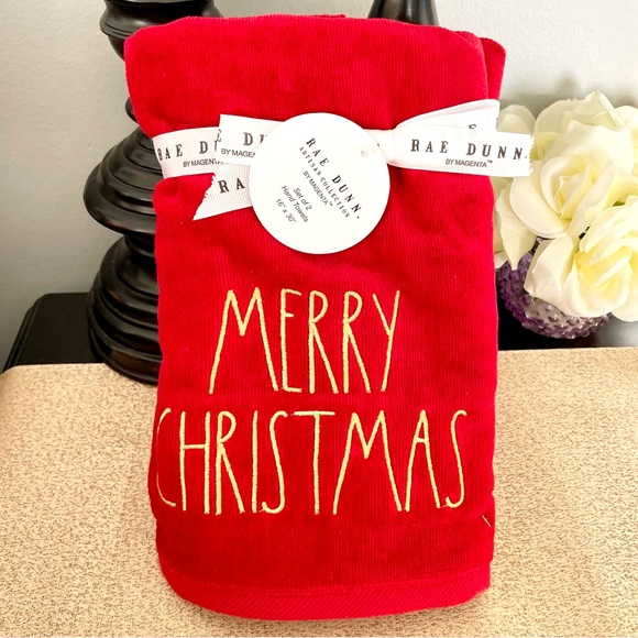 NWT Rae Dunn SET OF 2 MERRY CHRISTMAS Bathroom Hand Towels - Picture 3 of 8